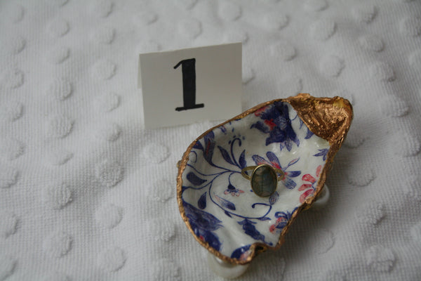 Oyster Trinket Dish (Red, White, Blue)